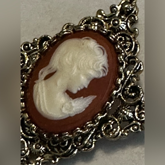 Vintage Gerrys Signed Cameo Coral Tone Antiqued Gold Tone Brooch Pendant - Picture 7 of 10